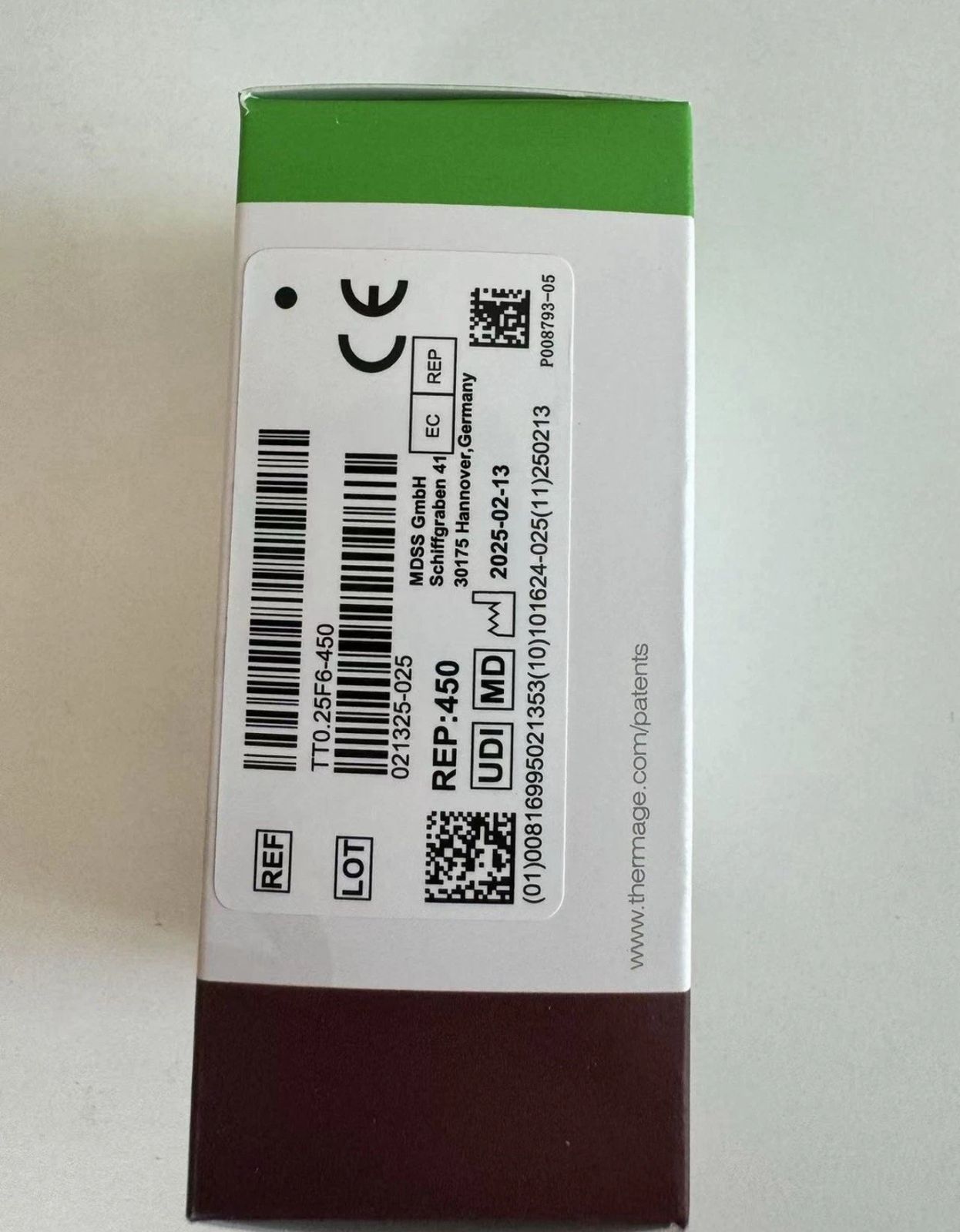 Side view of Thermage FLX Total Tip 0.25cm² – 450 Reps packaging showing product details, barcode, and CE certification label.